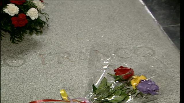 Tres bocetos de algunos de los proyectos presentados a concurso para la construcción de la cruz del Valle de los Caídos