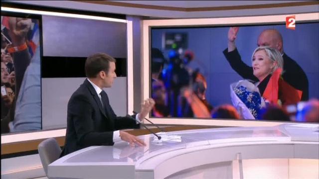 Marine Le Pen, ayer, durante el homenaje al policía asesinado en los Campos Elíseos