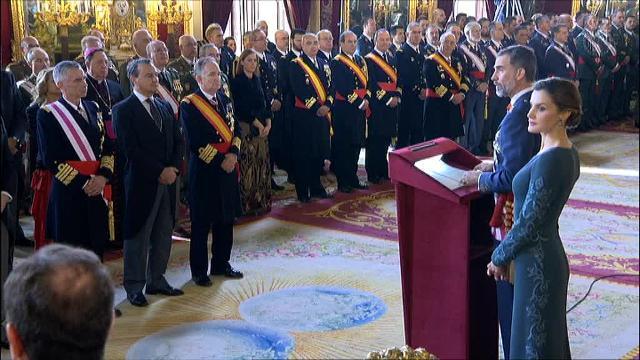 El rey Felipe VI pasa revista a una formación de la Guardia Real durante la Pascua Militar