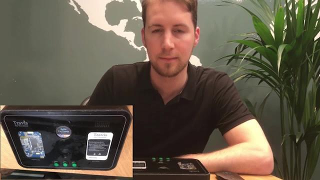 El androide C3PO conversa con Luke Skywalker en un fotograma de Star Wars