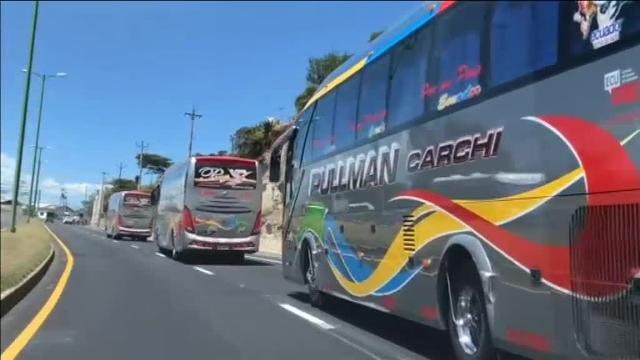 Ecuador se desborda con la migración venezolana y los traslada gratuitamente a la frontera con Perú