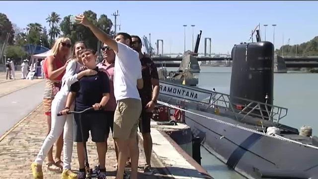 Sevilla disfruta de las exhibiciones por el día de las Fuerzas Armadas