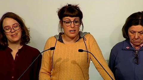 Vídeo: Seis diputados de la CUP rompen en el Parlament la foto del Rey [12-diciembre-2016]