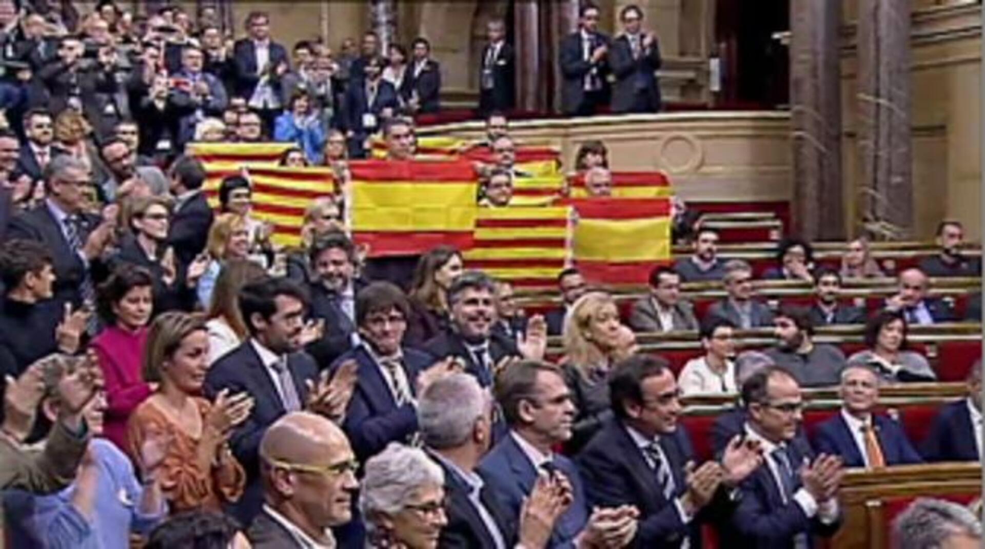 Mas-Colell, a la izquierda, no aplaudió la votación