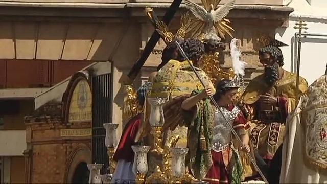 La Hermandad de la Trinidad cautiva con su procesión las calles de Sevilla