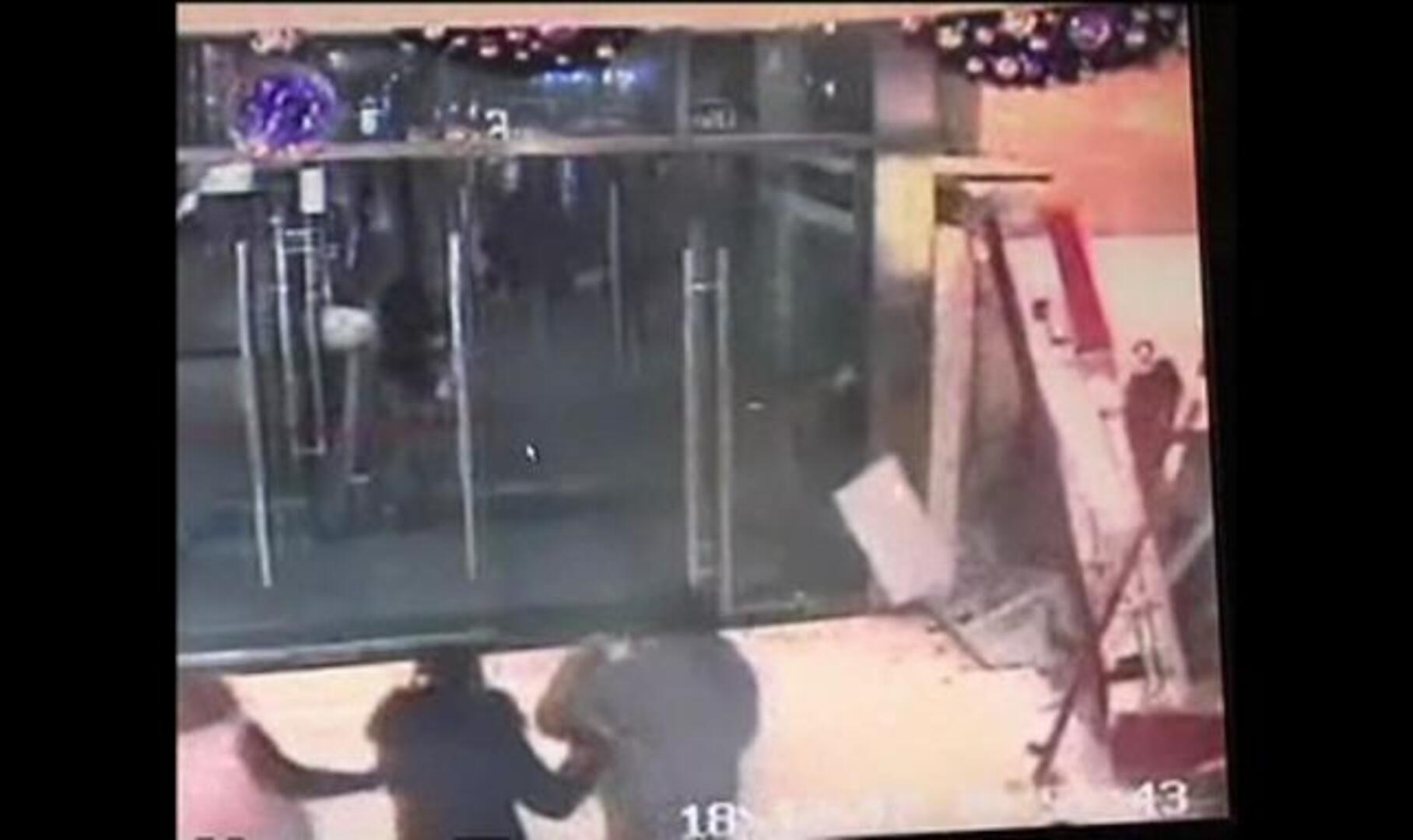 Impresionante explosión de un acuario de tiburones en China