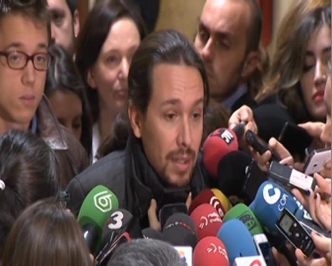 Pablo Iglesias saluda a Alberto Fernández