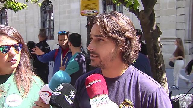 Concentración en respaldo al bombero investigado tras participar en misión humanitaria