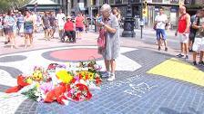 Las primeras flores de recuerdo llegan a La Rambla