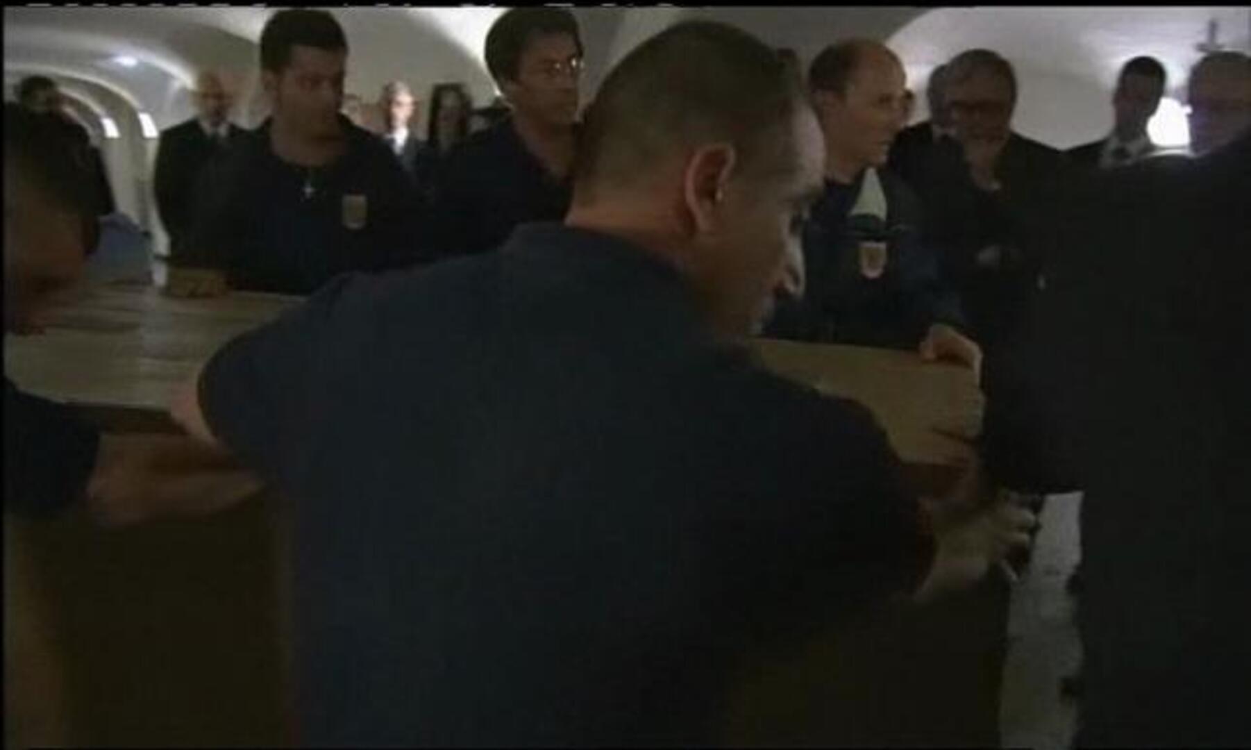 Juan Pablo II reposa fuera de su tumba frente a la de San Pedro