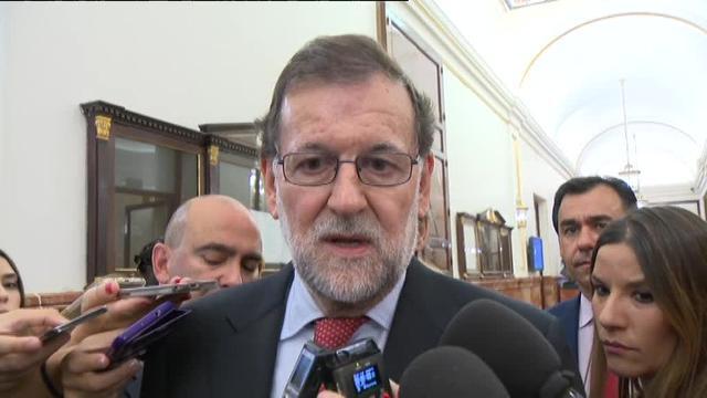 Rajoy conversa con Maillo en los pasillos del Congreso