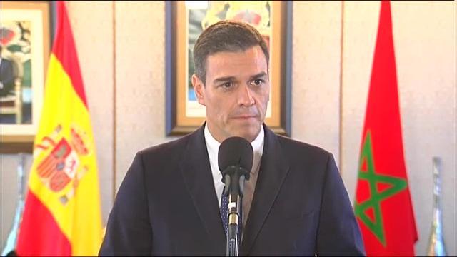 El presidente del Gobierno español, Pedro Sánchez y el rey Mohamed VI de Marruecos durante el encuentro mantenido hoy en el Palacio Real de Rabat.