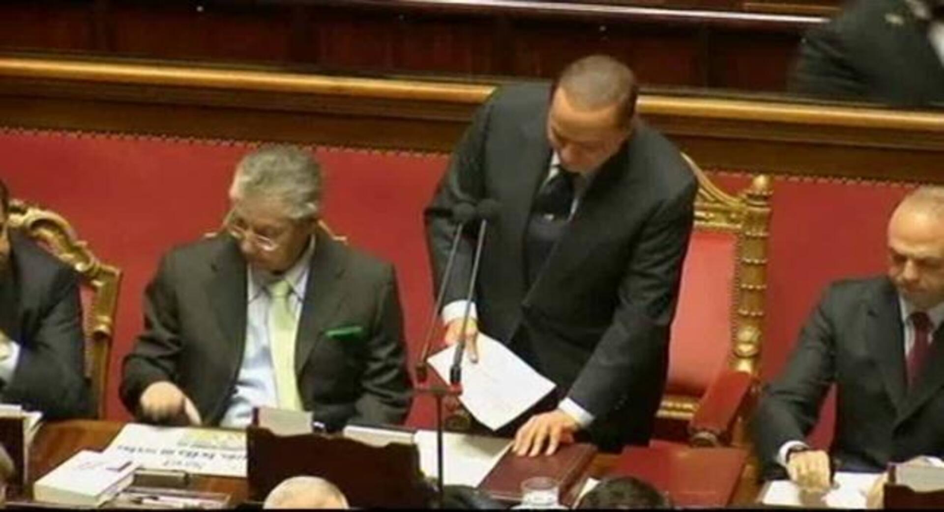 Berlusconi responde a Fini que no dimitirá