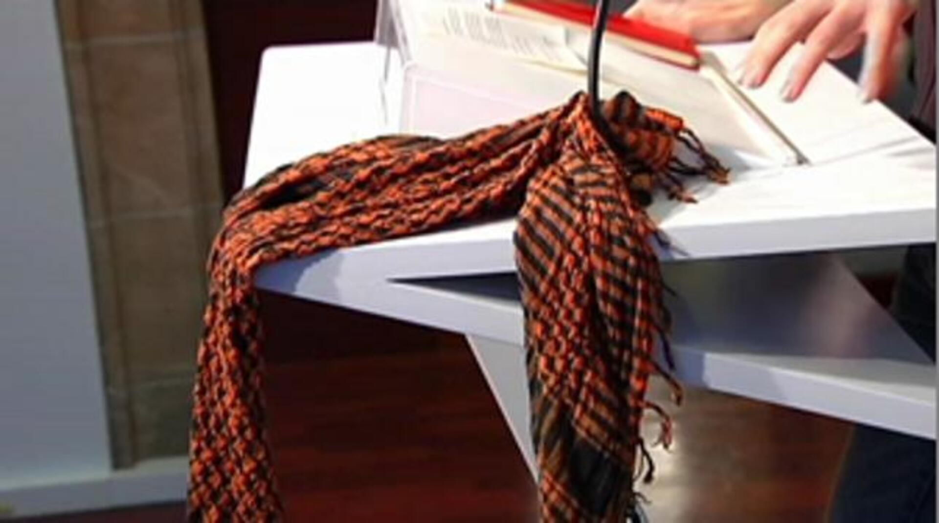 Los diputados de la CUP, Albert Botran (i), Anna Gabriel (c) y Eulàlia Reguant (d))