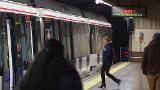 Un maquinista de Metro gasea con un extintor a unos grafiteros para espantarlos