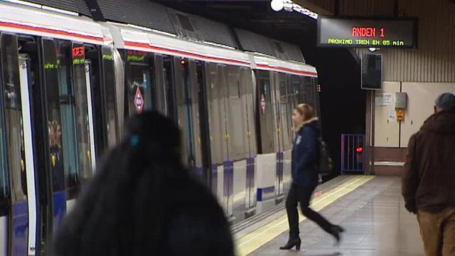 Momento en el que el conductor de Metro rocía con un extintor a los grafiteros