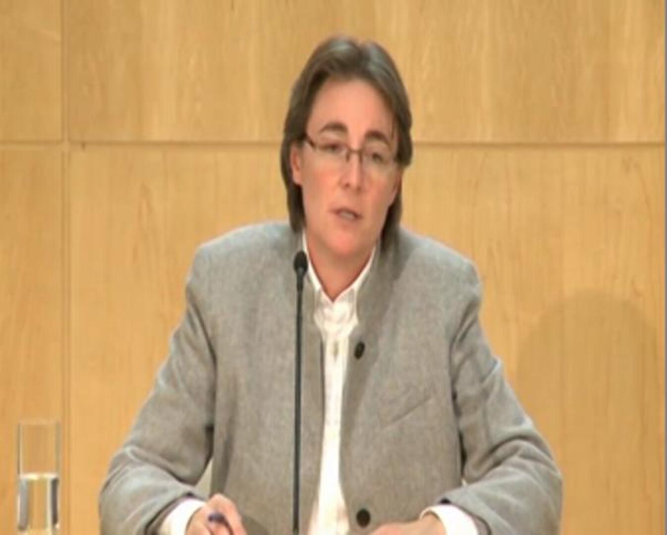 Un agente de movilidad coordina el tráfico de vehículos en una arteria de la capital