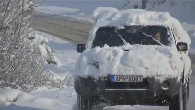 Las playas griegas amanecen cubiertas por la nieve