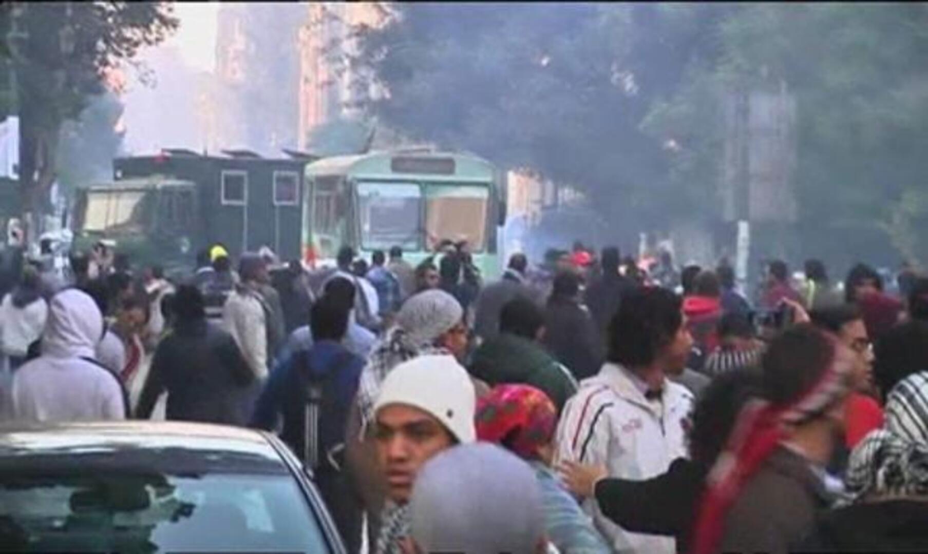 Un manifestante muere en los disturbios frente a la sede del Gobierno egipcio