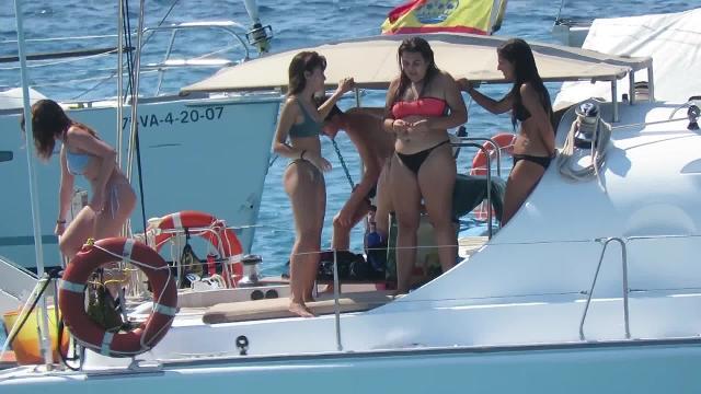 Aitana se divierte con sus amigos en Ibiza