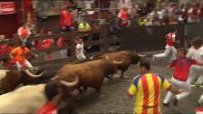 Pamplona prepara el suelo para los encierros de San Fermín