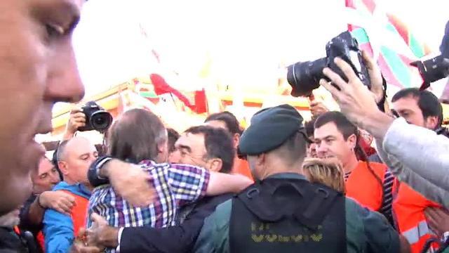 Rafa Díez Usabiaga abraza al coordinador general de EH Bildu, Arnaldo Otegui