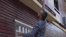 Un joven trepa por un edificio de Zaragoza para ayudar a una mujer que estaba siendo agredida por su pareja