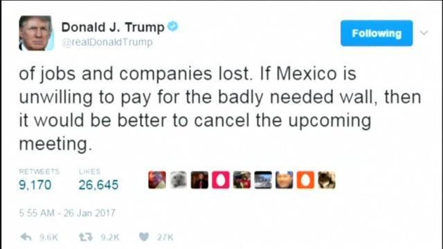 Un hombre juega con su mascota frente a la valla que separa a la colonia Anapra con territorio estadounidense, a las afueras de la fronteriza Ciudad Juárez