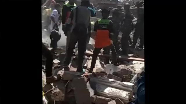 Sobrevive durante dos días entre los escombros de un centro comercial