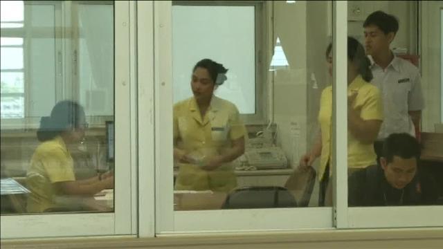 El ministro de Turismo de Tailandia ayudando a limpiar los baños