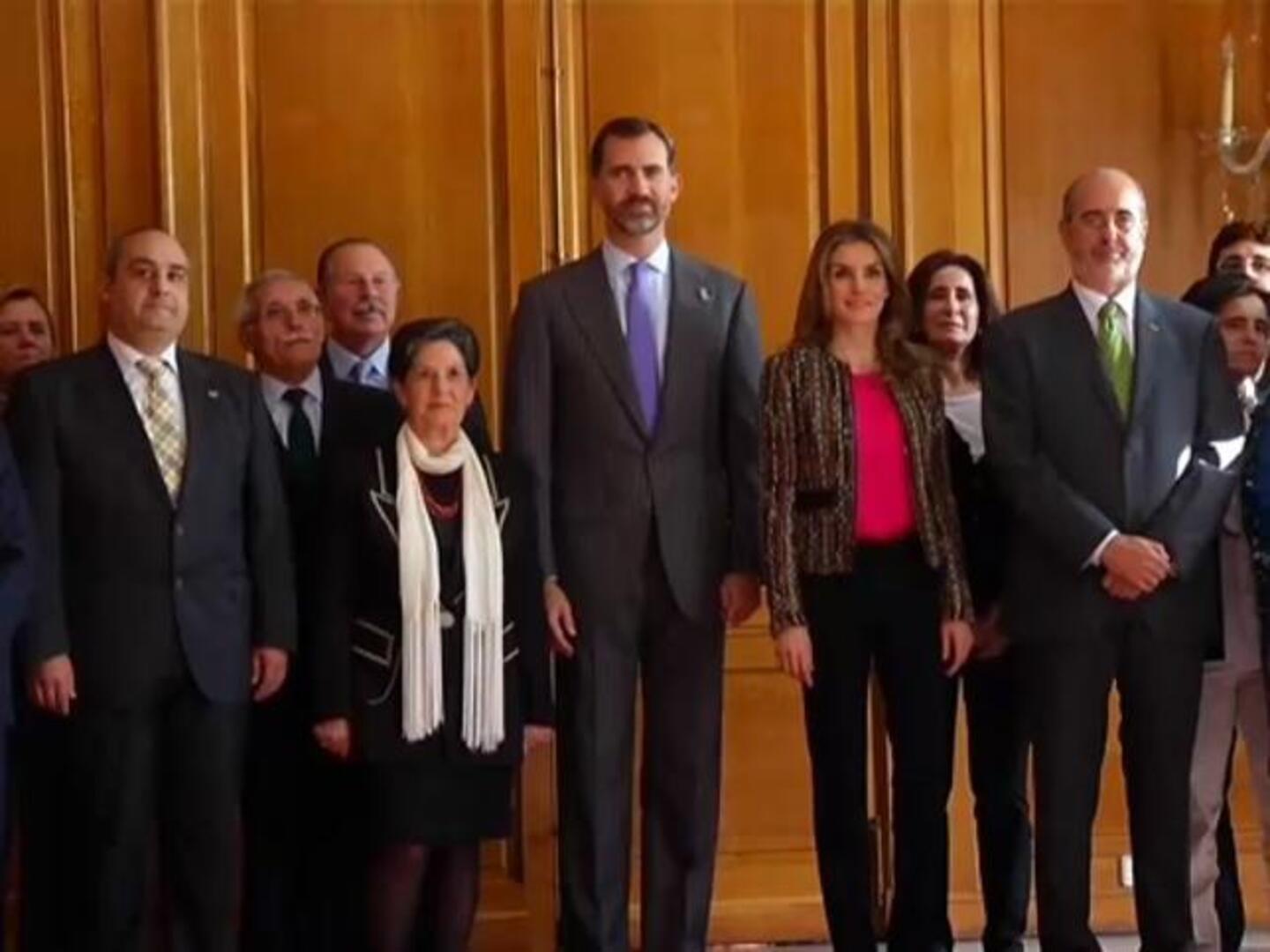 Foto incompleta de los Príncipes de Asturias con los premiados
