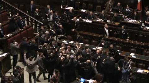 El primer ministro italiano, Matteo Renzi, vota en un colegio electoral de Florencia (Italia) durante el referéndum sobre la reforma constitucional que celebra en Italia hoy,