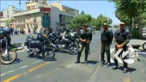 Un policía iraní mira desde el edificio del parlamento en el centro de Teherán, Irán