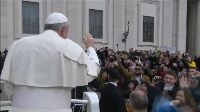 El Papa Francisco sube a un niño con síndrome de Down al papamóvil