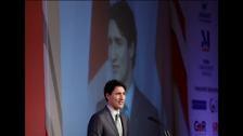 El "doble" del primer ministro canadiense en el escenario de un concurso afgano