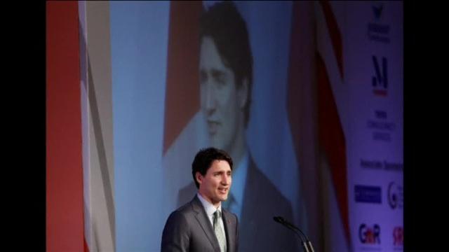 El &quot;doble&quot; del primer ministro canadiense en el escenario de un concurso afgano