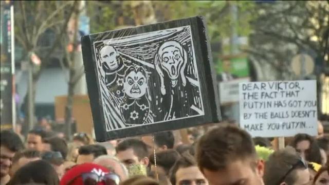 Miles de húngaros toman las calles de Budapest contra el presidente Orban