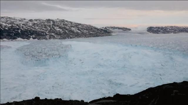 Ríos de agua en la superficie helada de Groenlandia/ Iceberg de 6.4 km se desprende del glaciar Helheim