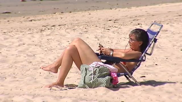 El buen tiempo llena las playas de Sanxenxo (Pontevedra)