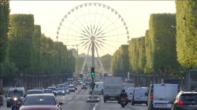 El candidato socialista, Benoît Hamon (a la izquierda), con el conservador François Fillon
