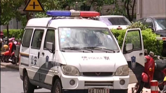 Una pitón gigante irrumpe por sorpresa en una reunión de trabajadores en un banco chino