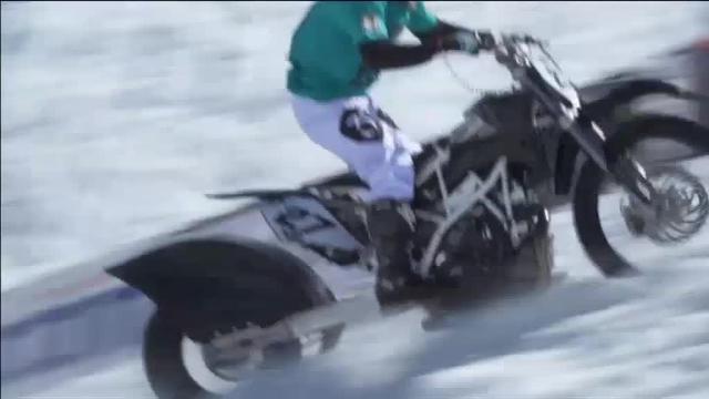 La arriesgada y espectacular competición de motos en las nevadas colinas de Italia