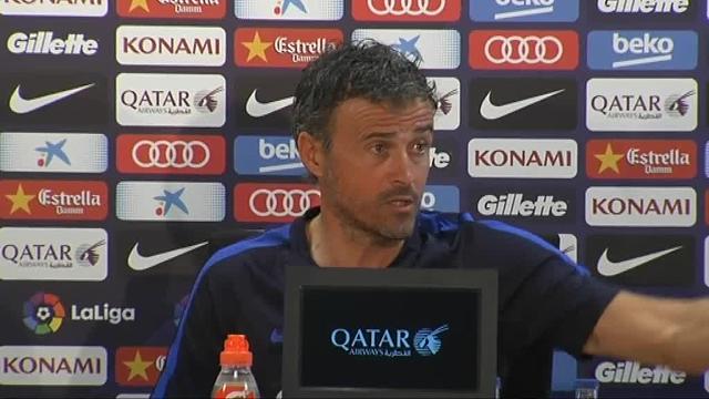 Luis Enrique bebe agua durante su atencióna los medios de comunicación