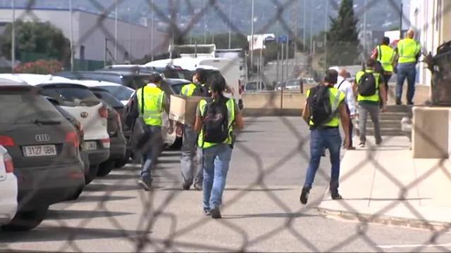 Agentes de la Guardia Civil abandonan la imprenta tras el registro de la imprenta