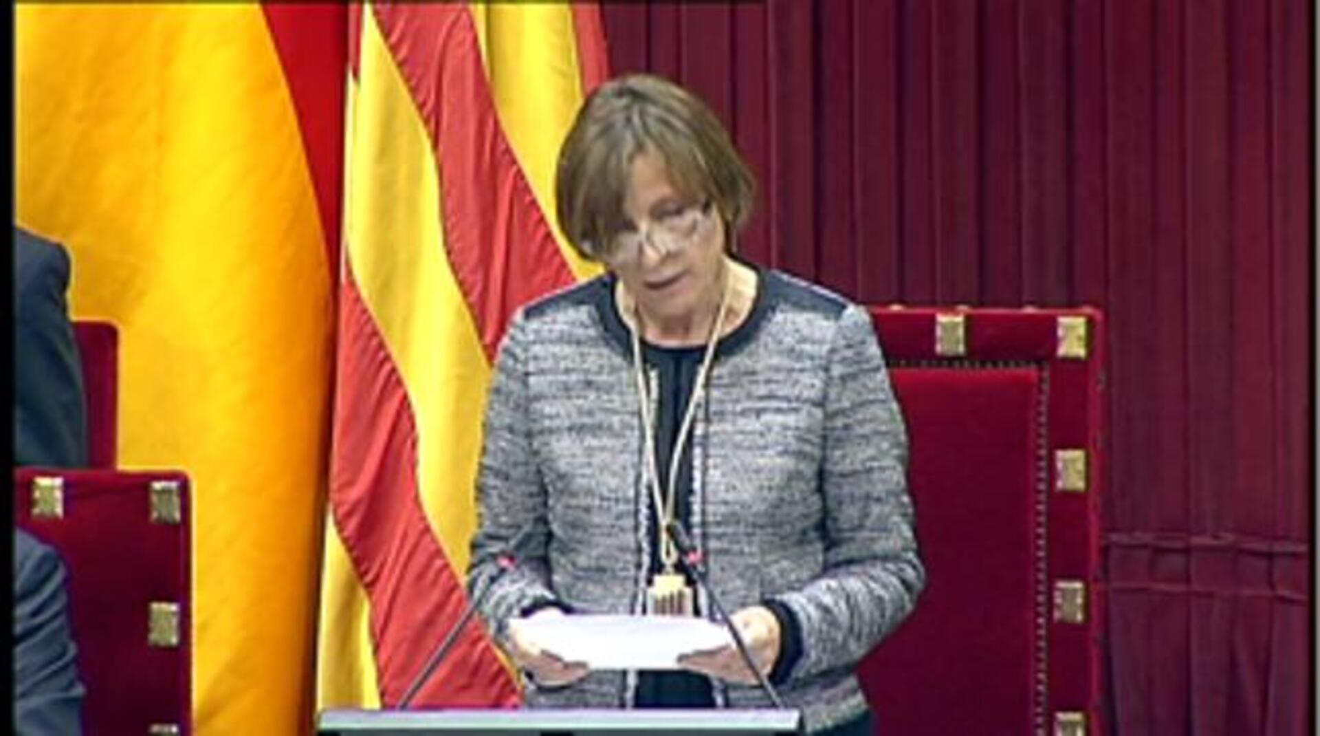 Carme Forcadell, aplaudida por los dipuatdos de Junts Pel Sí