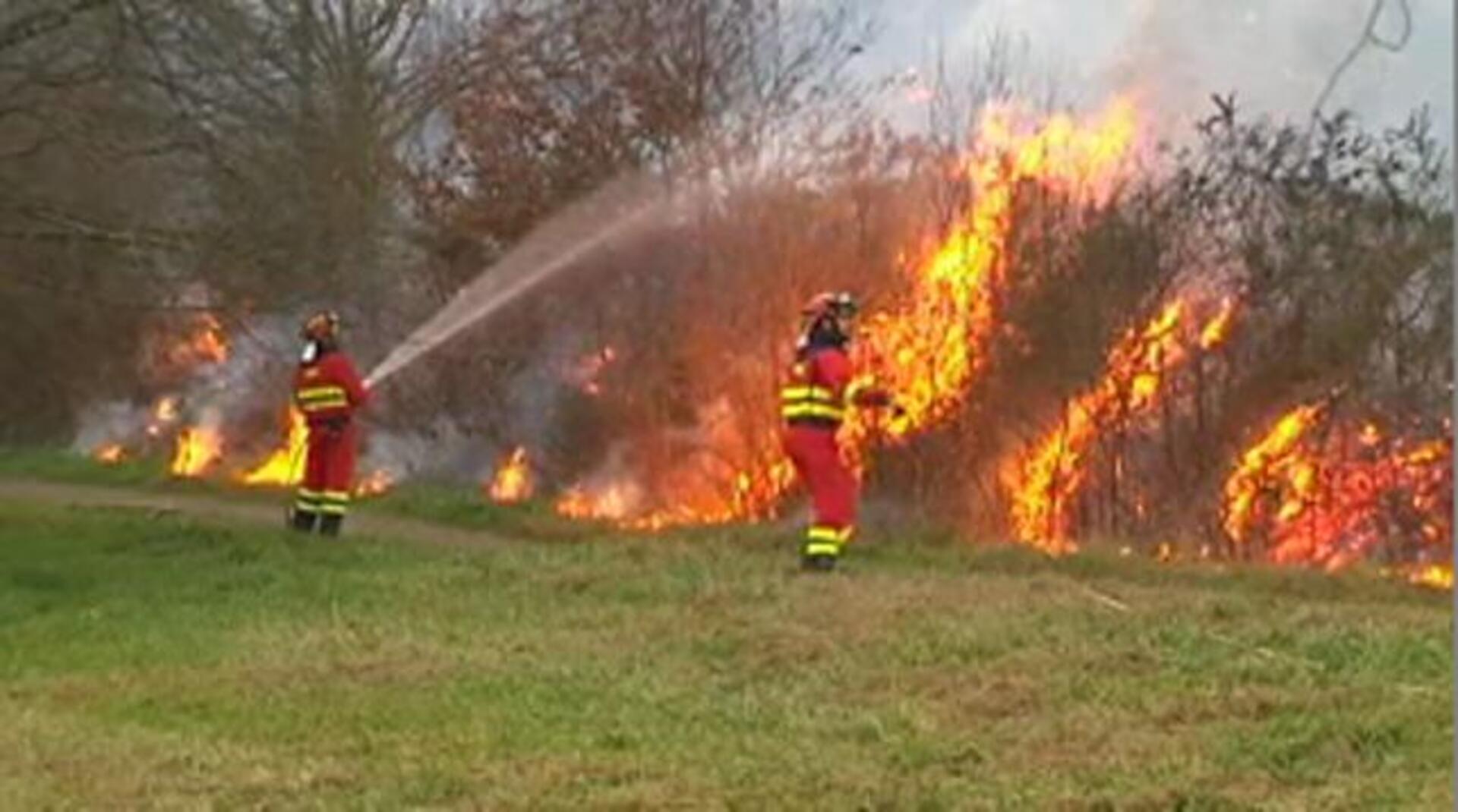Fuego en los montes próximos a la localidad de Bárcena Mayor, Cantabria