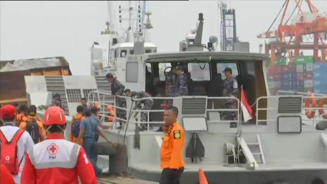 Los equipos de rescate del avión siniestrado en Java comienzan a recuperar los primeros cuerpos