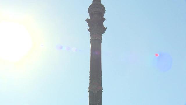 Open Arms viste estatua Colón con chaleco salvavidas