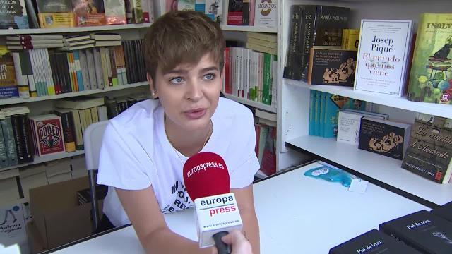 Laura Escanes, feliz con la acogida en la Feria del Libro