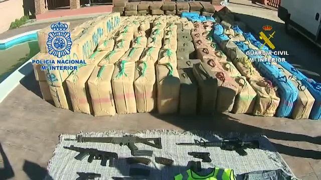 Fueron intervenidas tres armas de guerra, tres pistolas, 20.000 euros y ocho vehículos todoterreno de alta gama